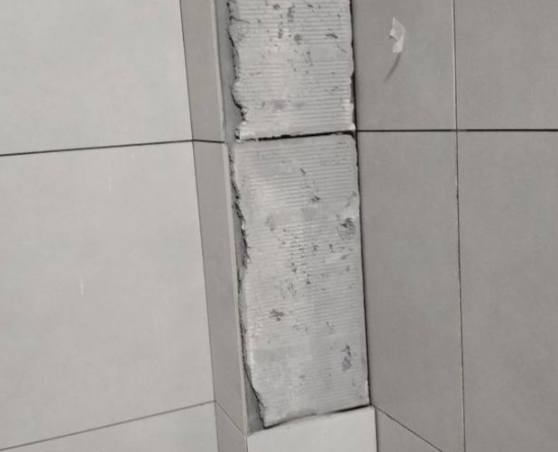 双台子瓷砖空鼓维修公司分享下瓷砖施工前基层浇水润湿程度不足，可能导致以下问题