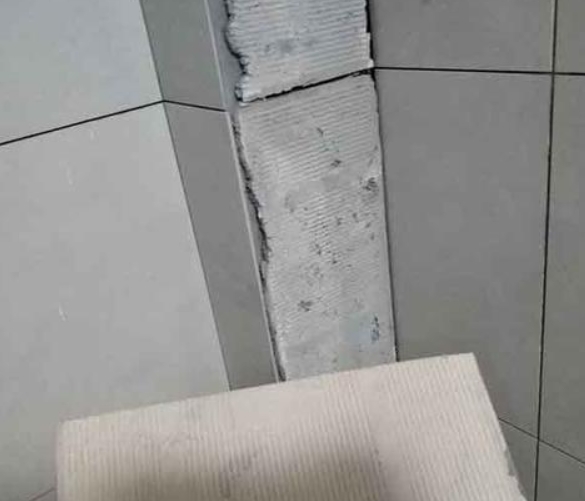 双台子瓷砖空鼓维修公司分享下厨房瓷砖脱落的补救措施。